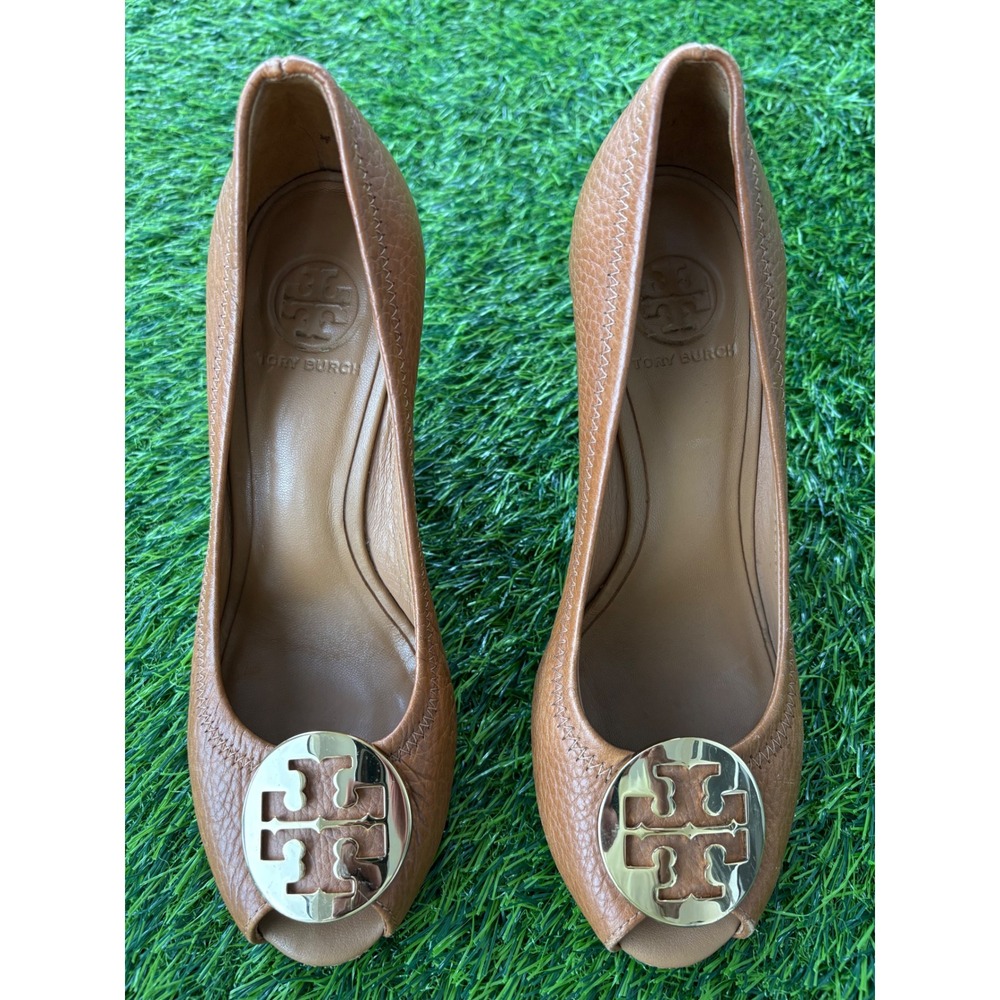 Tory Burch Sally Tan Pebbled Leather Peep Toe Wedge Pumps Gold Logo Size 7